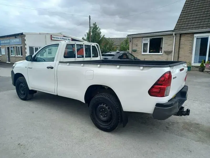 Used Toyota HiLux Active 150 HP (110 kW) 2020 White Pickup