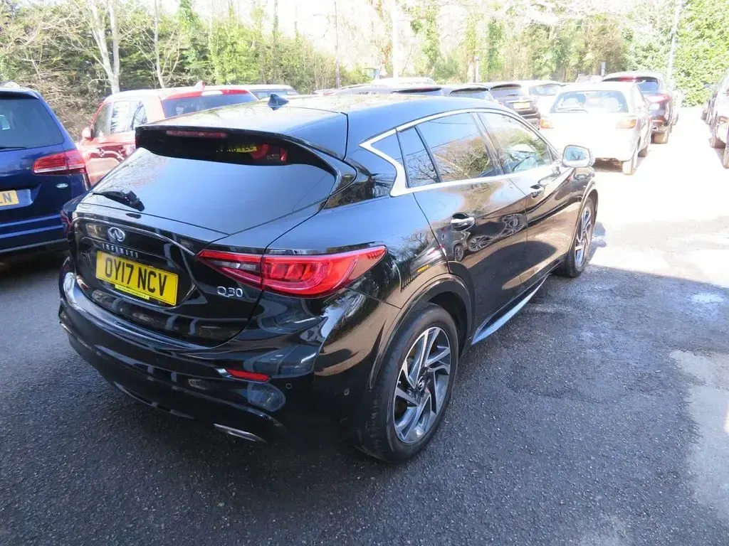 Used Infiniti Q30 Premium 122 HP (89 kW) 2017 Black Hatchback