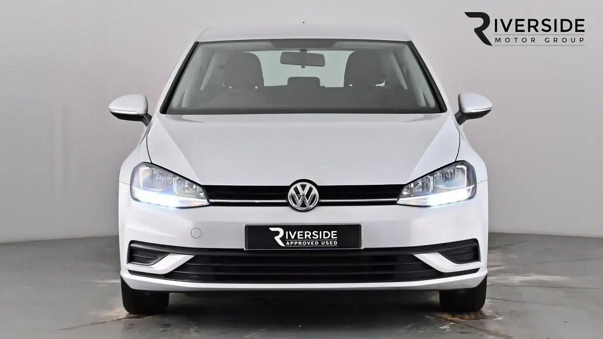 Used VW Golf VII S 125 HP (91 kW) 2018 White silver Hatchback