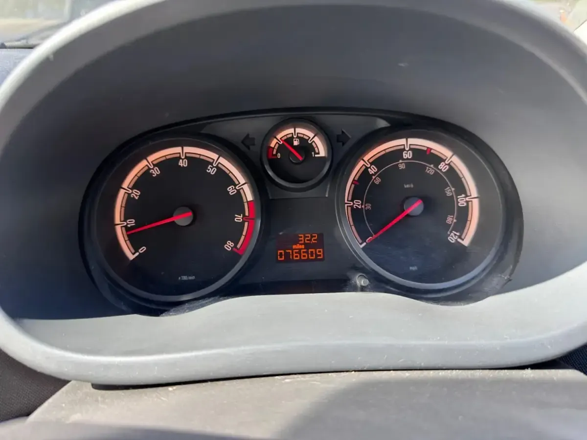 Begagnad Vauxhall Corsa 2008 Silver Halvkombi