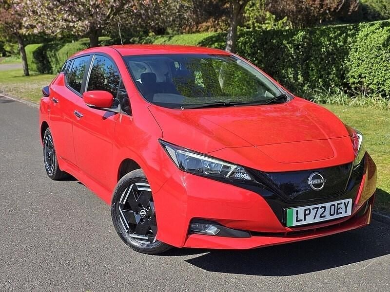 Begagnad Nissan Leaf Acenta 110 kW (150 HK) 2022 Röd Halvkombi