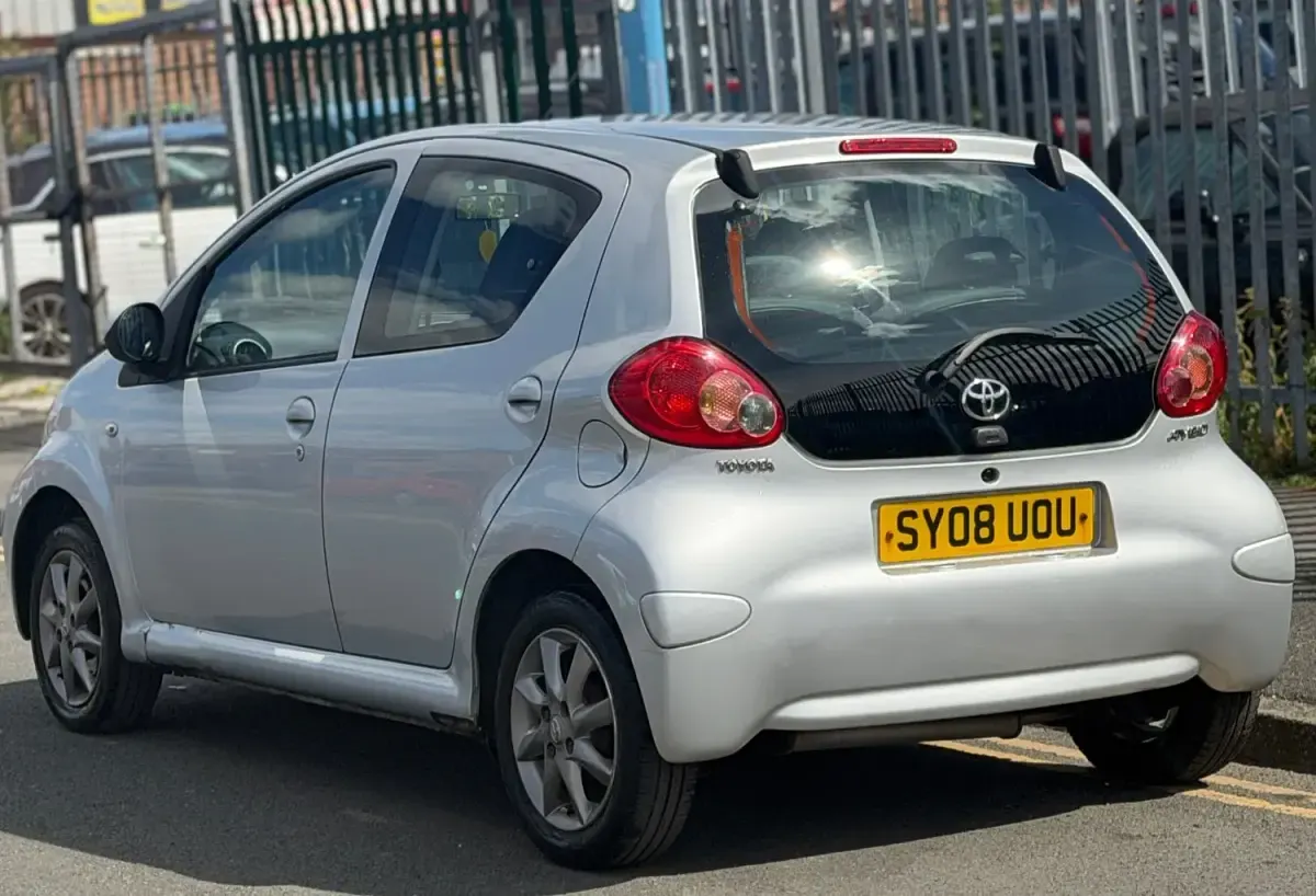 Usado Toyota Aygo Platinum 67 HP (49 kW) 2008 Prateado Citadino