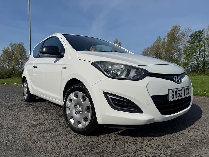 White Used 2012 Hyundai i20 Classic Hatchback | £1,995 (Fair price) - Image 1/4