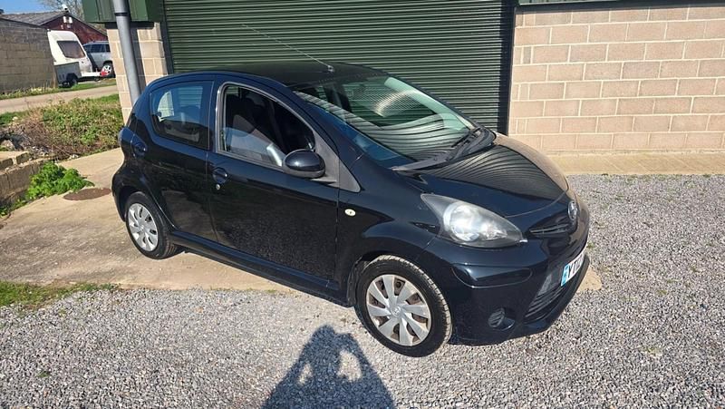 Usado Toyota Aygo 68 HP (50 kW) 2012 Preto Citadino
