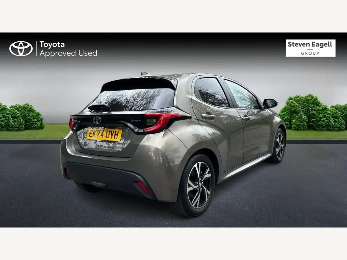 Begagnad Toyota Yaris Hybrid Design 2024 Brun Halvkombi