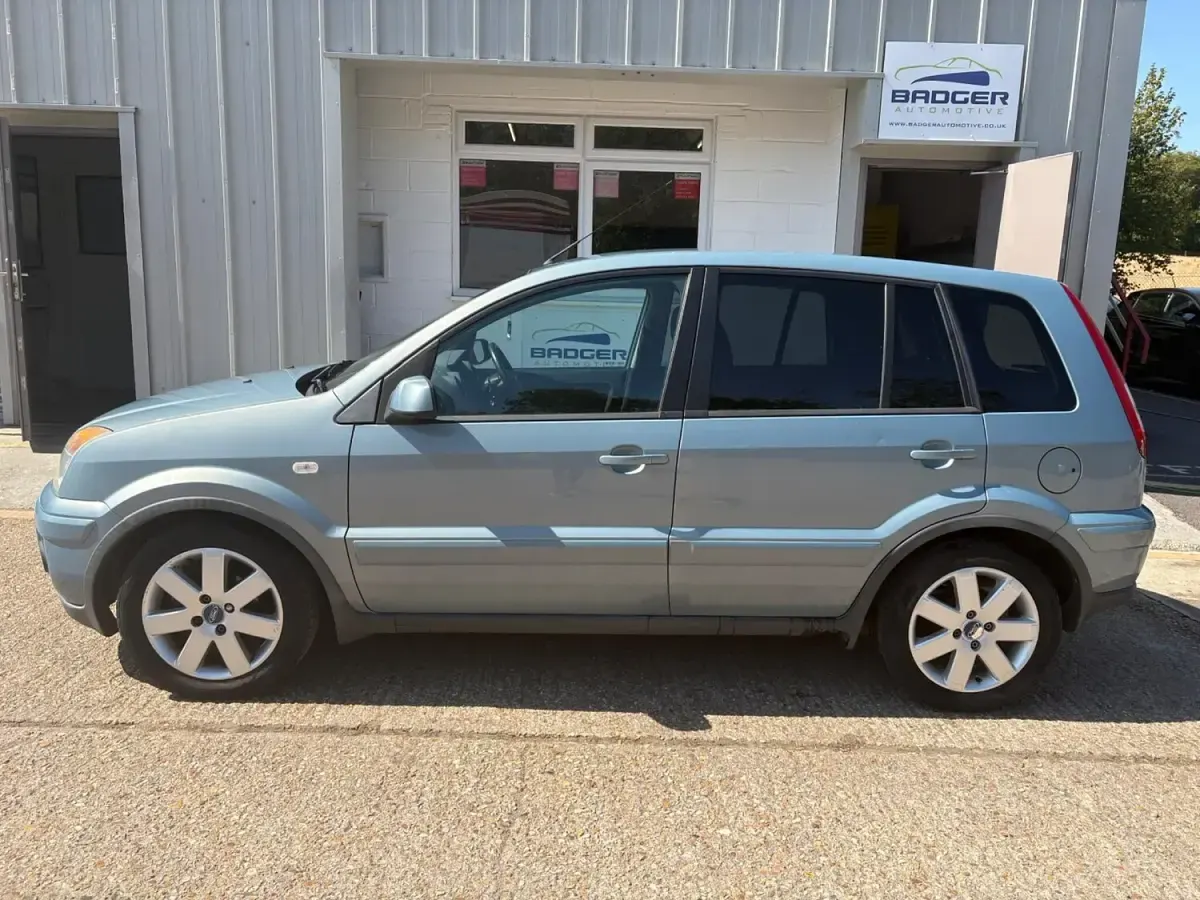 Used Ford Fusion 79 HP (58 kW) 2008 Silver Hatchback