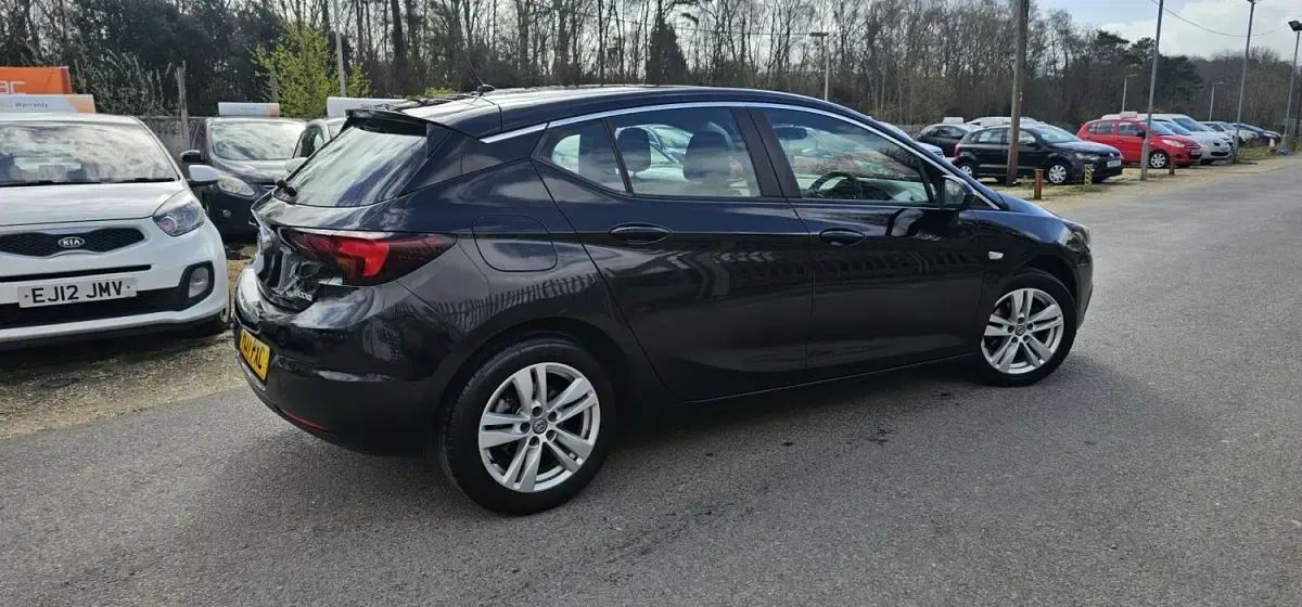 Used Vauxhall Astra Design Edition 108 HP (79 kW) 2017 Black Hatchback
