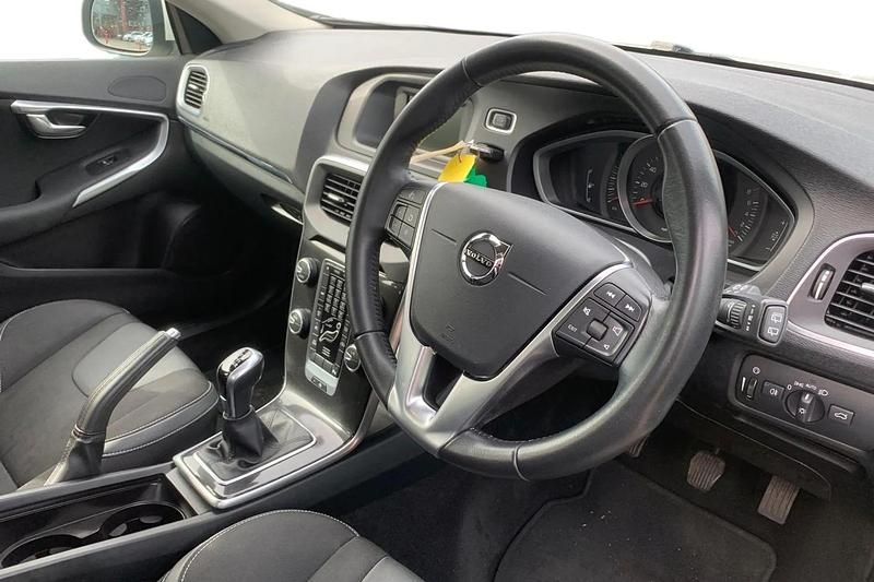 Used Volvo V40 Momentum 122 HP (89 kW) 2018 White Hatchback