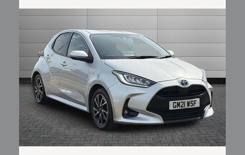 Used Toyota Yaris Hybrid Design 116 HP (85 kW) 2021 Silver Hatchback