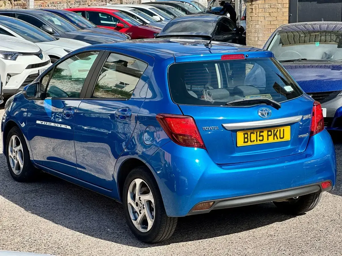 Used Toyota Yaris 101 HP (74 kW) 2015 Blue Hatchback