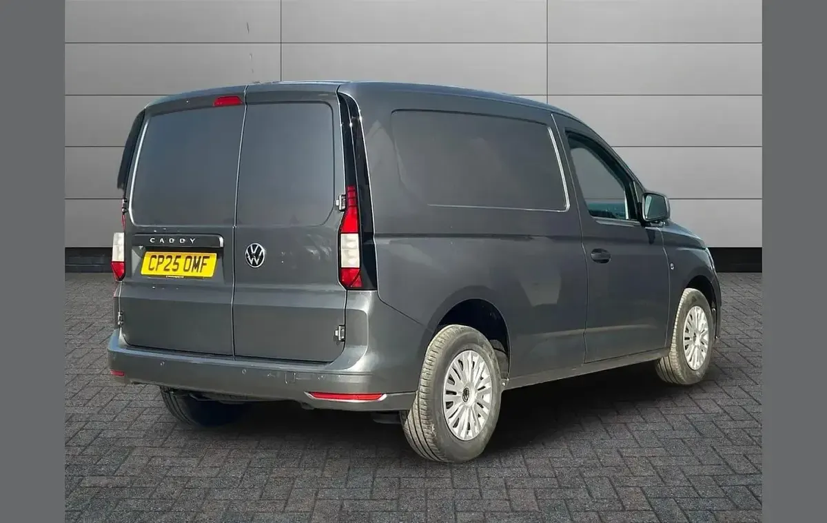 Usado VW Caddy 101 HP (74 kW) 2025 Cinzento Monovolume