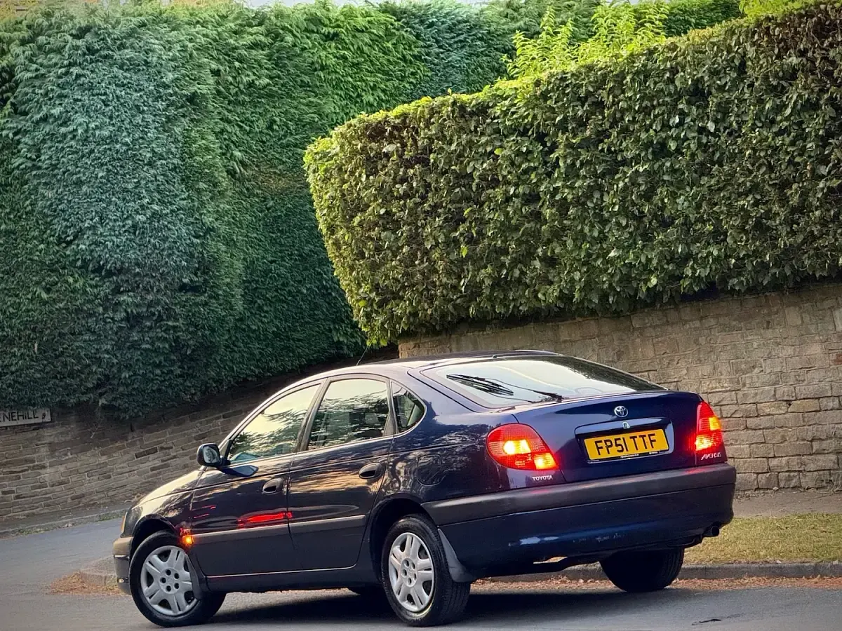Used Toyota Avensis 110 HP (80 kW) 2001 Blue Hatchback