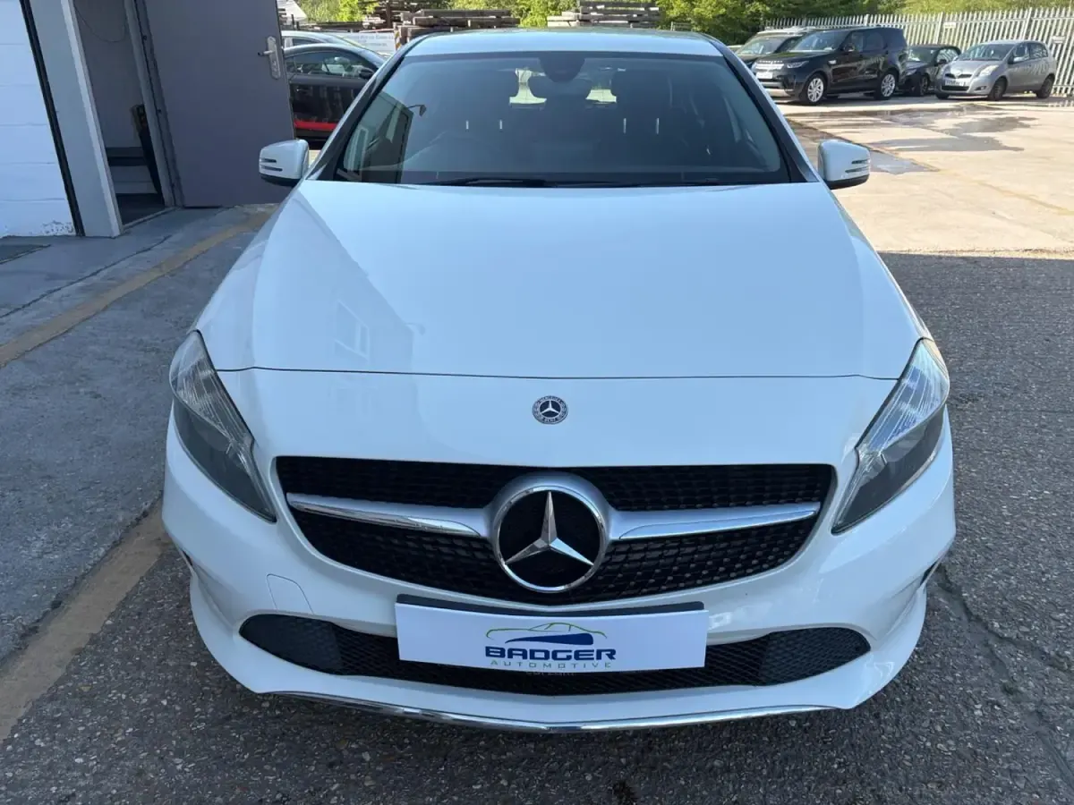 Begagnad Mercedes A180 2017 Vit Halvkombi