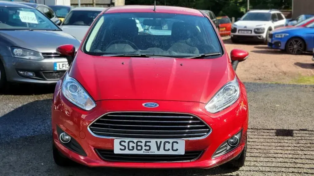 Usado Ford Fiesta Zetec 82 CV (60 kW) 2015 Rojo Utilitario