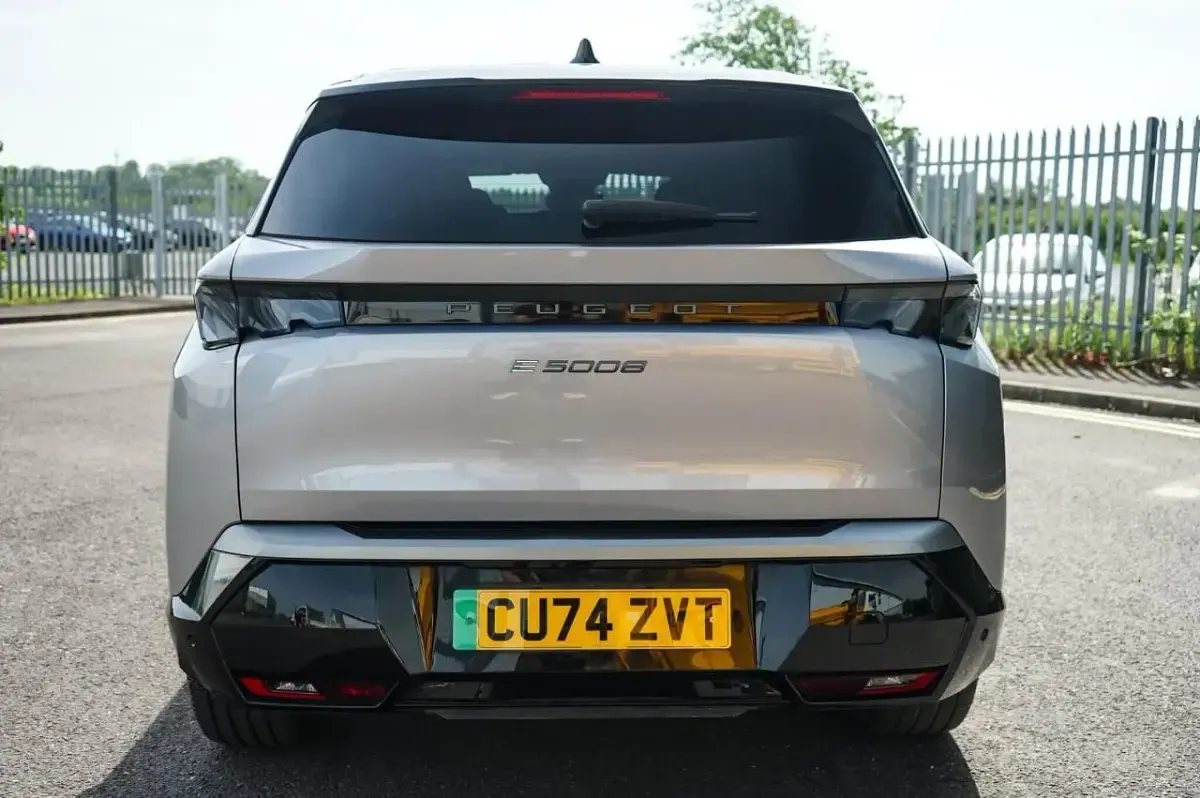 Usado Peugeot 5008 GT 154 kW (210 CV) 2024 Gris SUV
