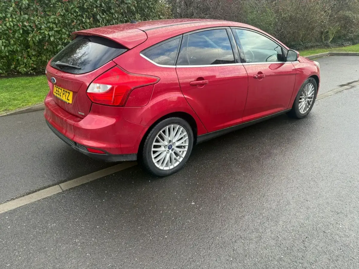 Begagnad Ford Focus Zetec 125 HK (91 kW) 2012 Röd Halvkombi