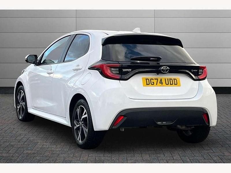 Used Toyota Yaris Hybrid Design 116 HP (85 kW) 2024 White Hatchback