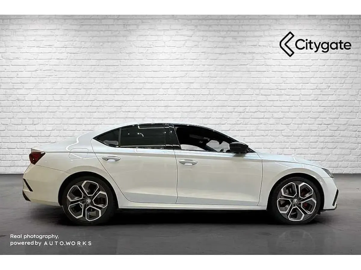Used Skoda Octavia vRS 180 HP (132 kW) 2023 Moon white metallic Hatchback