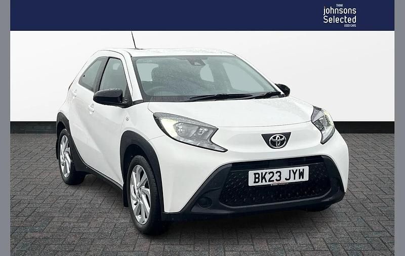 Used Toyota Aygo X PURE 72 HP (52 kW) 2023 White SUV