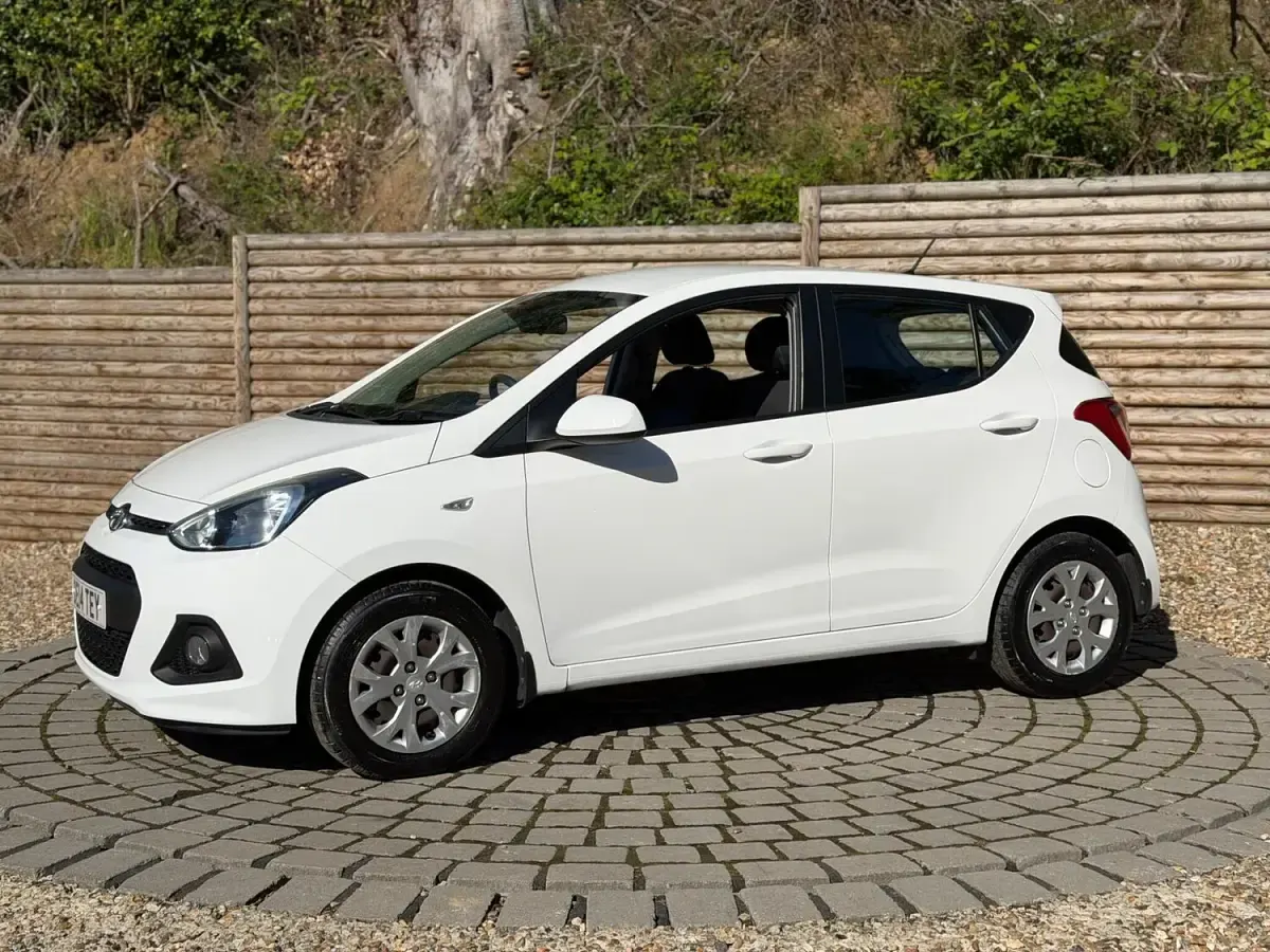 Used Hyundai i10 SE 87 HP (63 kW) 2014 White Hatchback