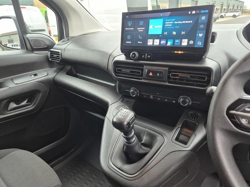 Used Peugeot Partner 100 HP (73 kW) 2024 White MPV