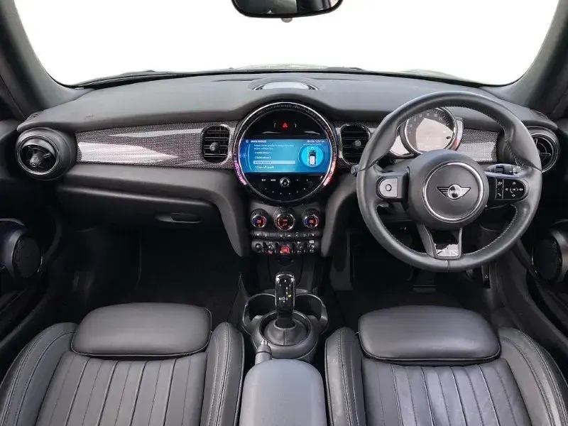 Usado Mini Cooper Exclusive 134 HP (98 kW) 2022 Cinzento Citadino