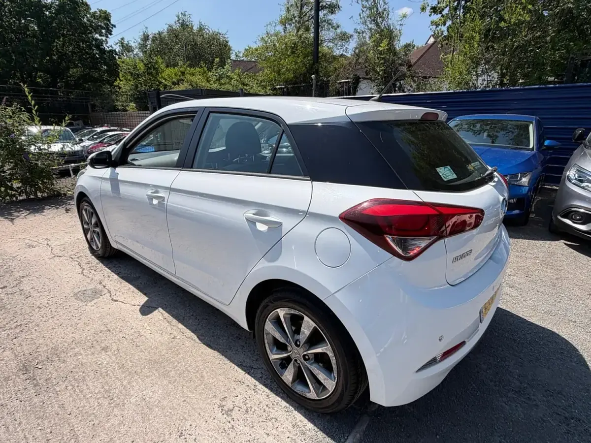 Used Hyundai i20 SE 100 HP (73 kW) 2015 White Hatchback