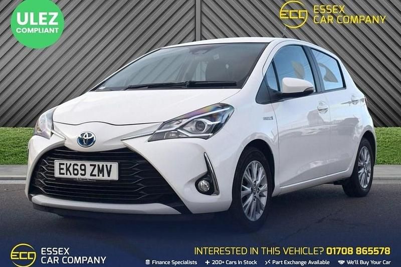 Used Toyota Yaris Hybrid 100 HP (73 kW) 2019 White Hatchback