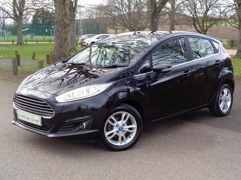 Used Ford Fiesta Zetec 82 HP (60 kW) 2015 Panther black metallic Hatchback