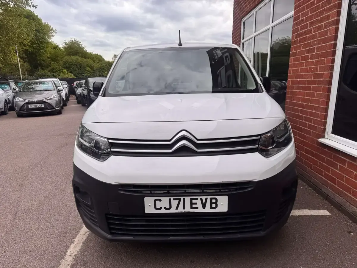 Second-hand Citroën Berlingo 100 CP (73 kW) 2022 Alb Monovolum