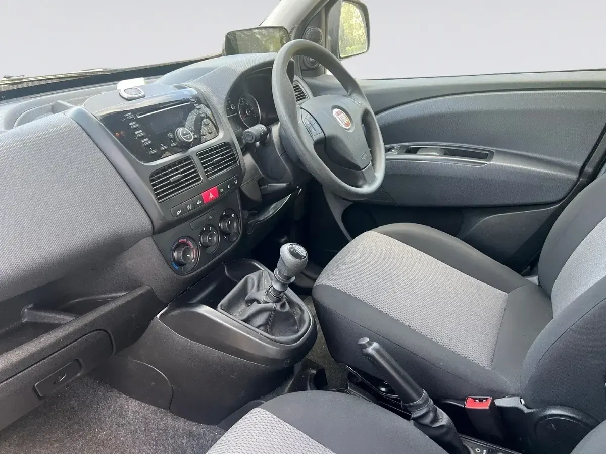 Begagnad Fiat Doblò 2018 Svart Minibuss