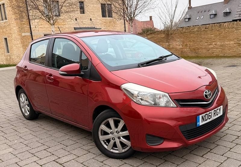 Used Toyota Yaris 99 HP (72 kW) 2012 Red Hatchback
