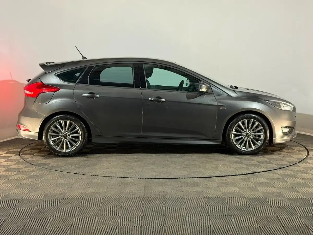 Used Ford Focus ST-Line 120 HP (88 kW) 2017 Grey Hatchback