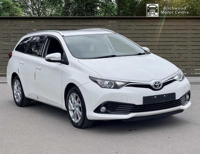 White Used 2015 Toyota Auris Business Edition Estate | £7,295 (Fair price) - Image 1/4