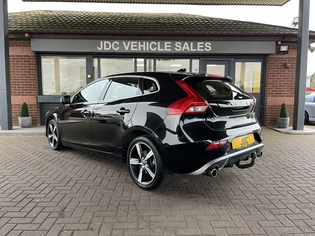 Begagnad Volvo V40 R-Design 120 HK (88 kW) 2018 Svart Halvkombi