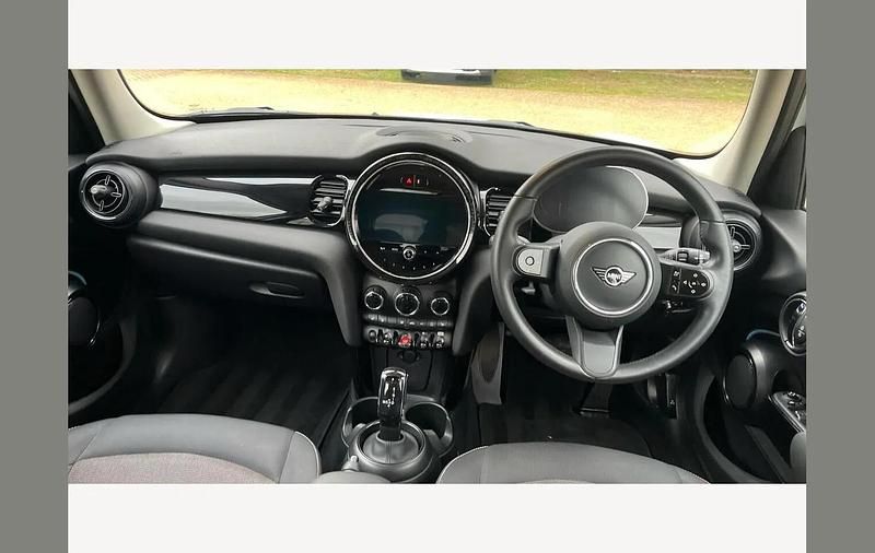 Usado Mini Cooper Classic 136 HP (100 kW) 2023 Branco Citadino