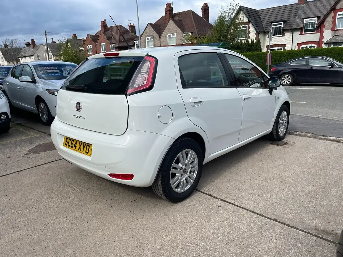 Używany Fiat Punto Easy 69 KM (50 kW) 2015 Biały Hatchback