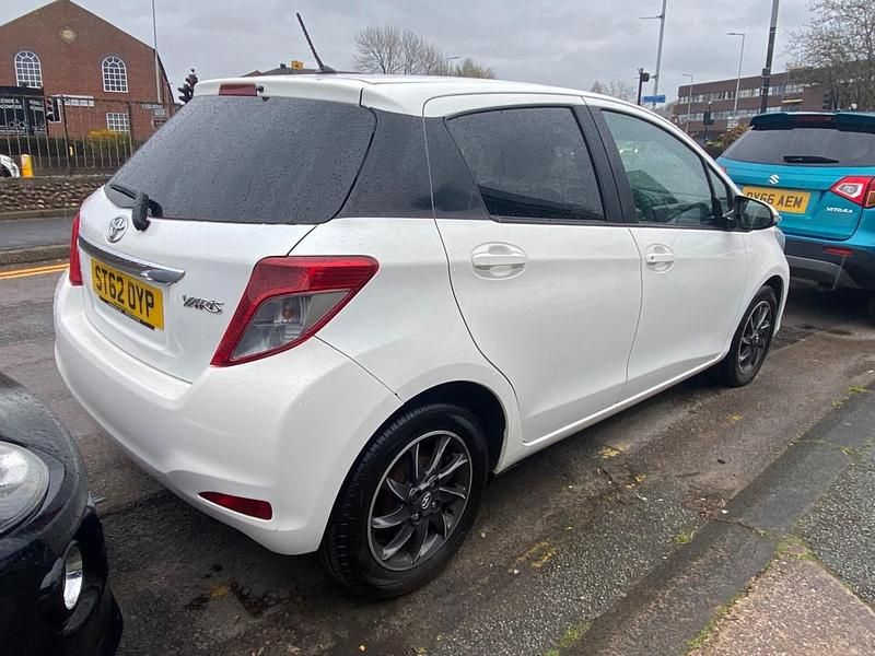 Used Toyota Yaris Edition 69 HP (50 kW) 2013 White Hatchback