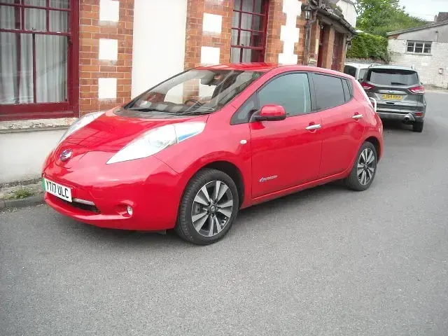 Used Nissan Leaf Tekna 80 kW (109 HP) 2017 Red Hatchback
