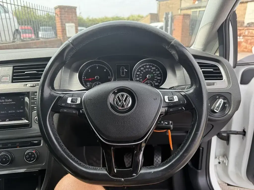 Used VW Golf VII SE 105 HP (77 kW) 2013 White Hatchback