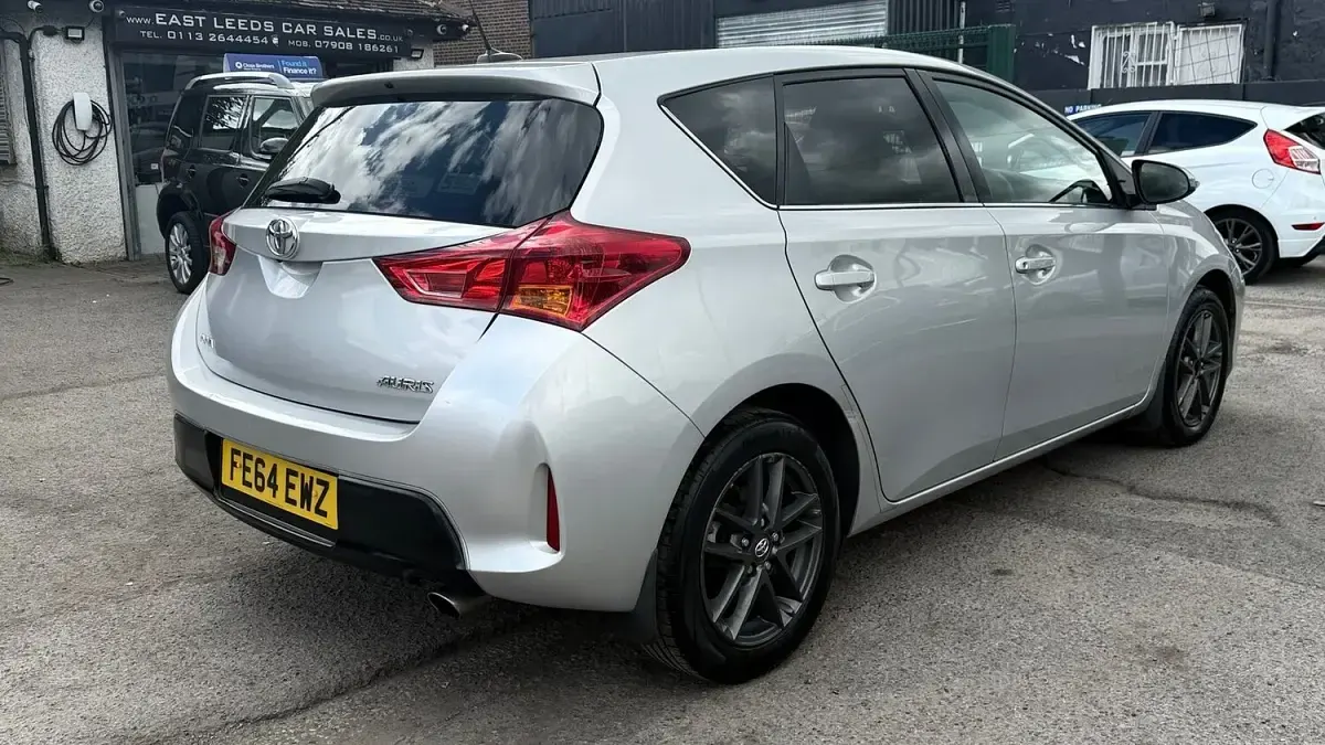 Used Toyota Auris Plus 132 HP (97 kW) 2014 Silver Hatchback