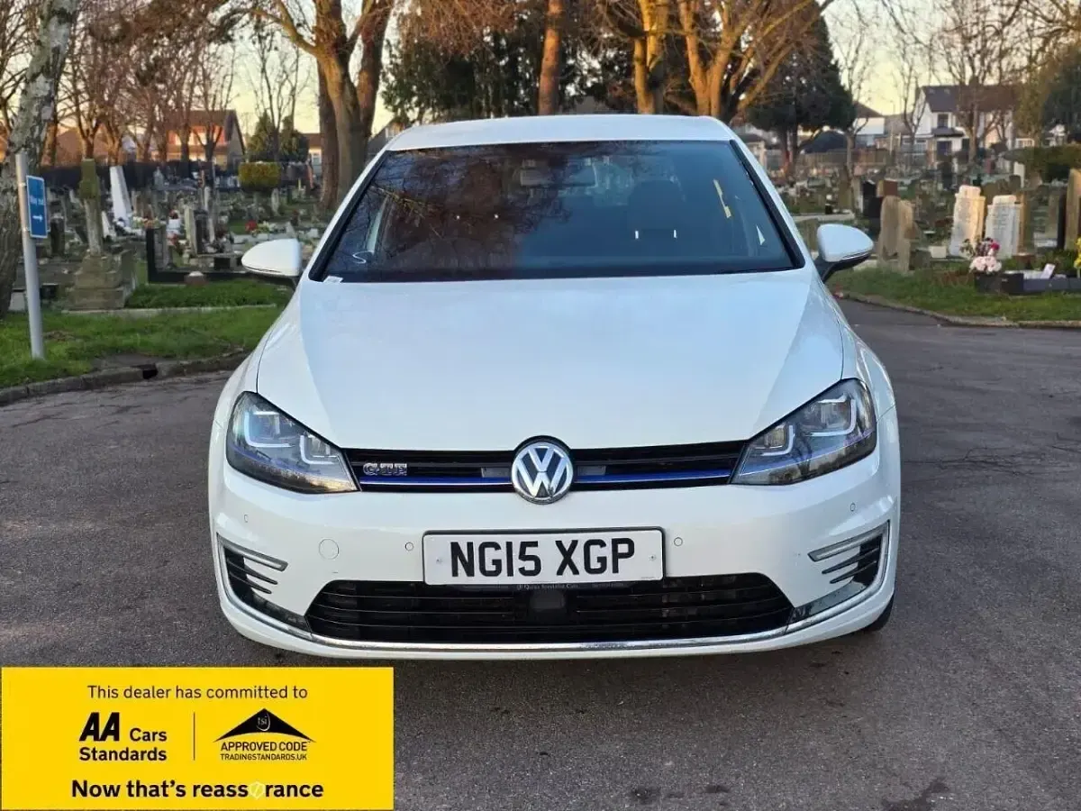 Begagnad VW Golf VII GTE 204 HK (150 kW) 2015 Vit Halvkombi