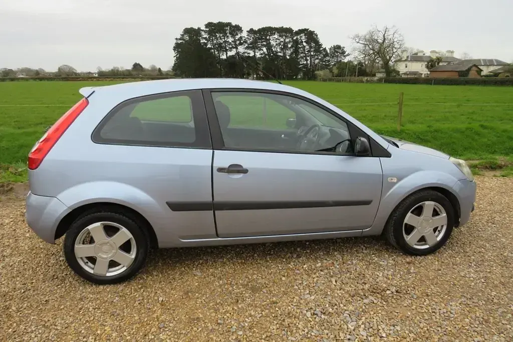 Begagnad Ford Fiesta Zetec 75 HK (55 kW) 2006 Blå Halvkombi