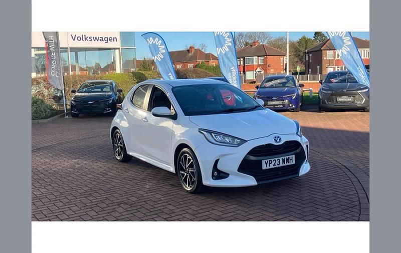 Used Toyota Yaris Hybrid Design 116 HP (85 kW) 2023 White Hatchback