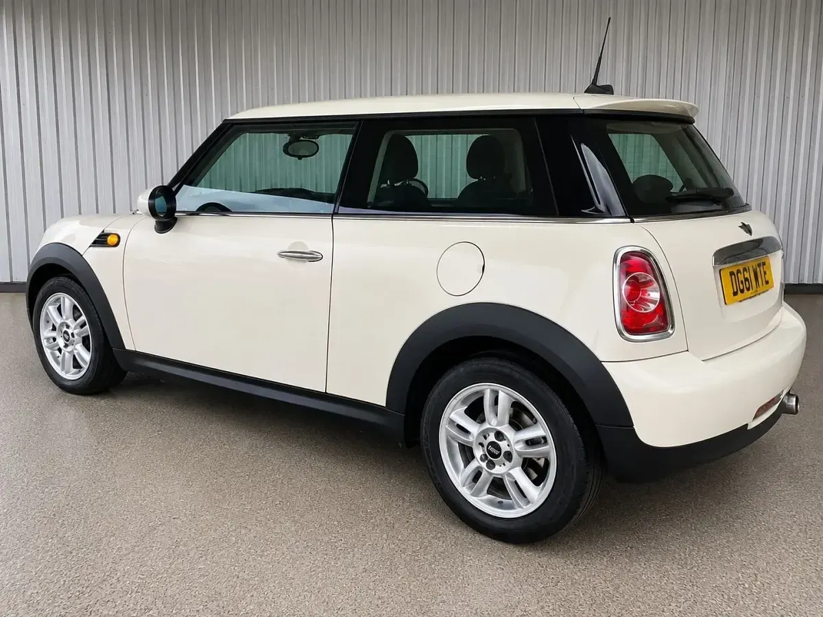 Used Mini ONE Hatch 98 HP (72 kW) 2011 White Hatchback