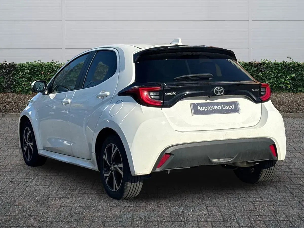 Used Toyota Yaris Design 116 HP (85 kW) 2024 White Hatchback