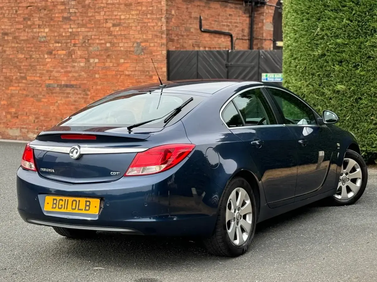 Used Vauxhall Insignia SRi 128 HP (94 kW) 2011 Blue Hatchback