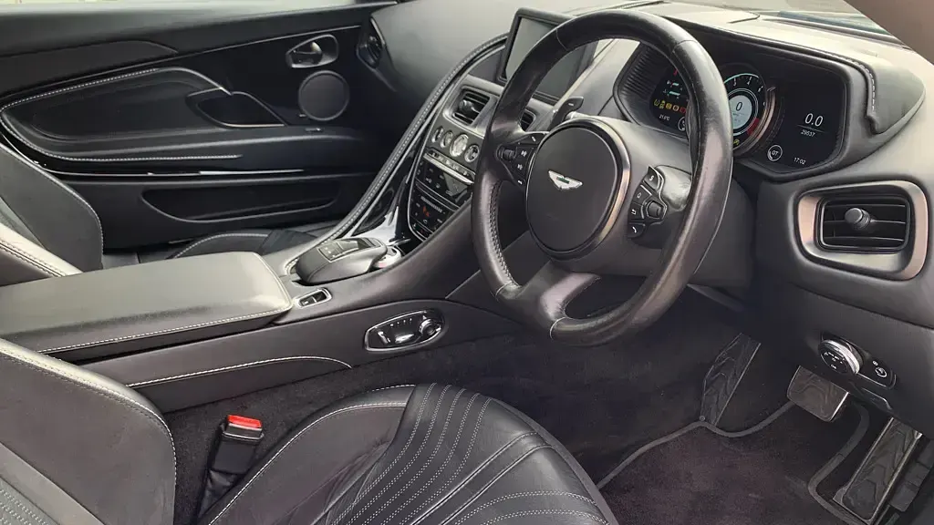 Used Aston Martin DB11 630 HP (463 kW) 2019 Silver Coupe