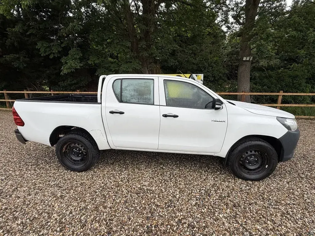 Used Toyota HiLux Active 150 HP (110 kW) 2016 White Pickup