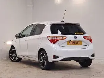 Used Toyota Yaris Hybrid 100 HP (73 kW) 2019 White Hatchback